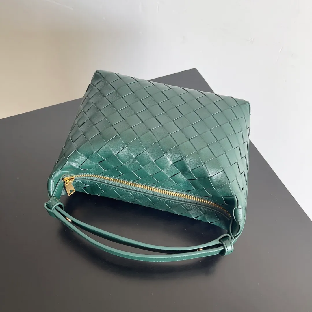 Batch 1360 It is predicted that BV Bottega’s lunch bag will be popular again this year. The entire bag is made of top nappa lambskin, which is very soft and lightweight. It also uses the intrecciato weaving process that the two founders spent several months developing from the beginning of the brand. It is completely hand-woven by Italian craftsmen. It perfectly reflects the craftsmanship of Bottega. The entire bag shape is also a very practical and popular lunch box bag type. The slightly curved arc of the bag mouth can also better fit our wrists. Style number: 754443 Size: 22*13*9